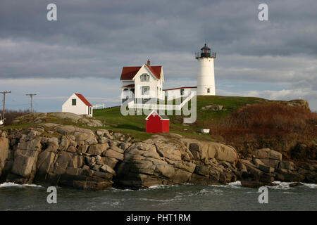 Cape Neddick 'Nubble' Faro, York Beach, Maine, Costa Atlantica, Stati Uniti con keeper's house Foto Stock