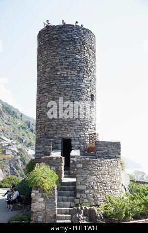 Questo castello Doria, la più antica fortificazione sopravvissute alle Cinque Terre, comandi di superbe vedute. Risalente a circa il 1000, è ormai in gran parte ad una rovina exc Foto Stock