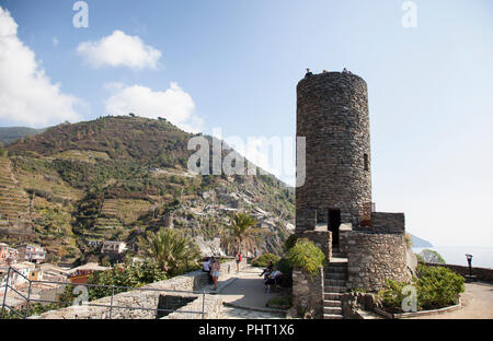 Questo castello Doria, la più antica fortificazione sopravvissute alle Cinque Terre, comandi di superbe vedute. Risalente a circa il 1000, è ormai in gran parte ad una rovina exc Foto Stock