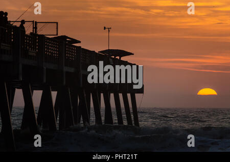 Spiaggia di Jacksonville molo pesca durante il sunrise Foto Stock