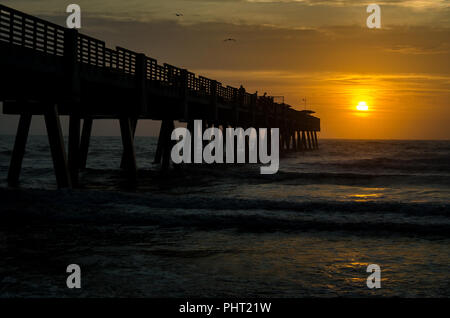 Spiaggia di Jacksonville molo pesca durante il sunrise Foto Stock