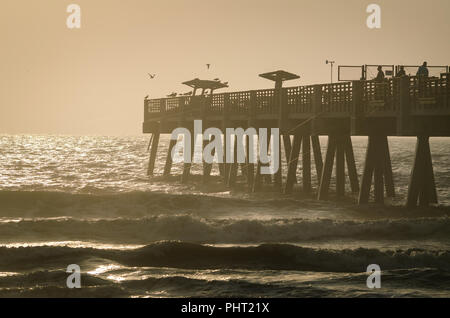 Spiaggia di Jacksonville molo pesca durante il sunrise Foto Stock