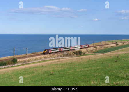 Un treni Crosscountry classe 220 voyager treno attraversando il confine italiano a Lamberton sulla east coast main line. Foto Stock