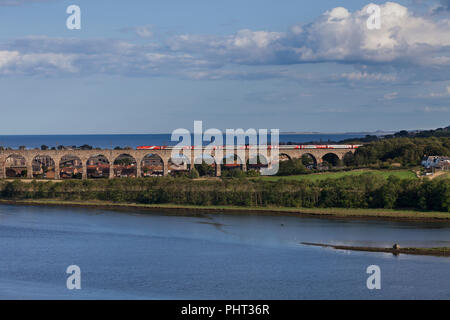 Un London North Eastern Railway ( LNER ) Classe 91 trainato intercity 225 attraversando il confine reale ponte, Berwick upon Tweed sulla east coast main line Foto Stock