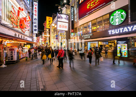 OSAKA, GIAPPONE - Feb 9: i turisti non identificati sono lo shopping al Dotonbori il 9 febbraio 2015 di Osaka in Giappone. Con una storia risalgono al 1612, d Foto Stock