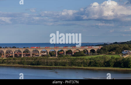 Un London North Eastern Railway ( LNER ) Classe 91 trainato intercity 225 attraversando il confine reale ponte, Berwick upon Tweed sulla east coast main line Foto Stock