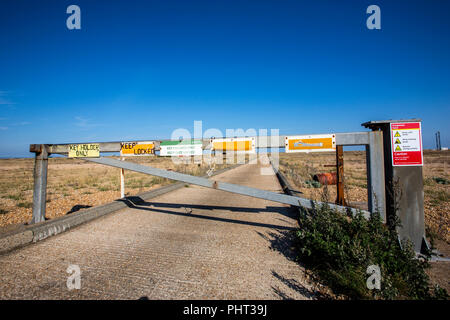 Nessuna voce segni di Dungeness beach, Kent. Foto Stock