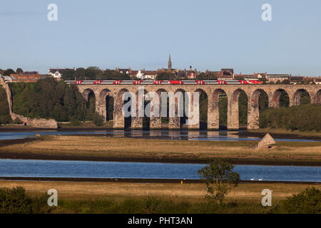 Un London North Eastern Railway ( LNER ) Intercity 225 treno attraversando il confine reale ponte, Berwick upon Tweed sulla east coast main line Foto Stock