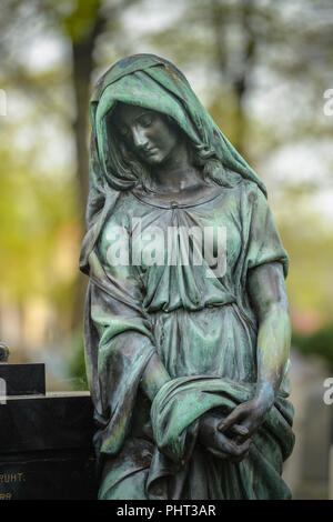 Trauerfigur, Nordfriedhof, Ungererstrasse, Monaco di Baviera, Deutschland Foto Stock