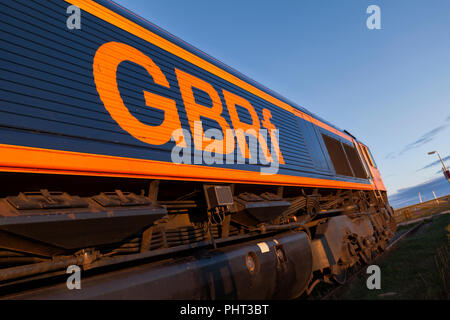 GB classe di merci su rotaie 66 66736 locomotiva Wolverhampton Wanderers a nord Blyth allumina terminale di importazione prima di salpare le reti un treno di allumina importati Foto Stock