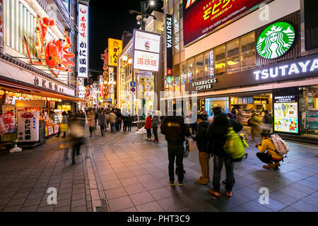 OSAKA, GIAPPONE - Feb 9: i turisti non identificati sono lo shopping al Dotonbori su Febbraio 9, 2015 di Osaka in Giappone. Con una storia risalente al 1612, il di Foto Stock