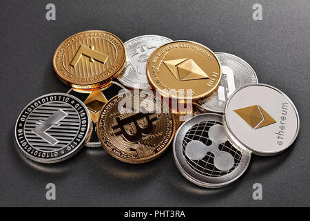 Diverse monete di crypto valuta su sfondo scuro Foto Stock