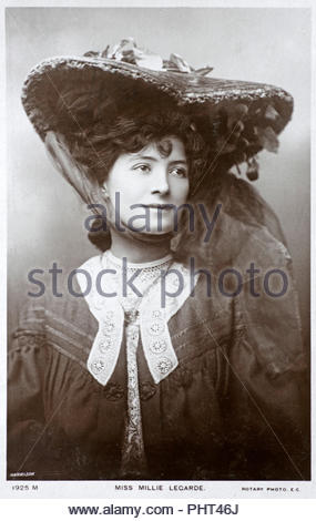 Millie Legarde ritratto, è stata una tappa inglese attrice e cantante, vintage vera fotografia cartolina da c1900 Foto Stock