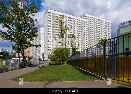 Vista sui nuovi blocchi di appartamenti a Novatorov street a Mosca in estate Foto Stock