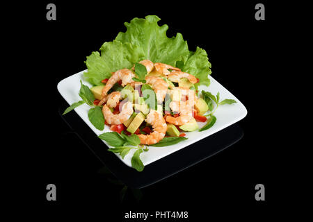 La cucina vietnamita insalata di avocado con gamberetti con verdure su rettangolare piatto bianco isolato nero su sfondo riflettente Foto Stock