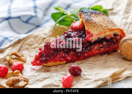 Pezzo di torta con mirtilli e noci. Foto Stock