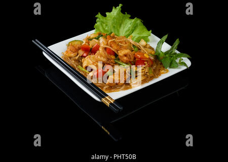 Xao Mien Hai San è un piatto vietnamita con spaghetti e frutti di mare Foto Stock