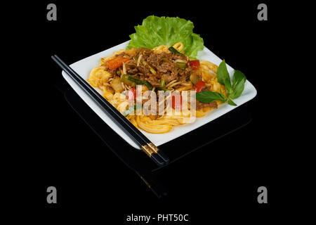 Piatto vietnamita Pho Xao Bo è una stir-fried rice noodles con carne di manzo Foto Stock