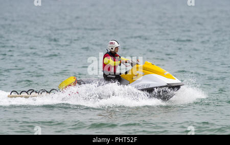 RNLI lifeguard di pattuglia a Bournemouth Beach in Dorset Foto Stock