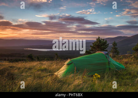 Tendone allestito sulla collina di Cairngorms affacciato sul Loch Morlich Foto Stock