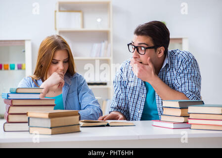 Coppia di studenti per esami universitari Foto Stock