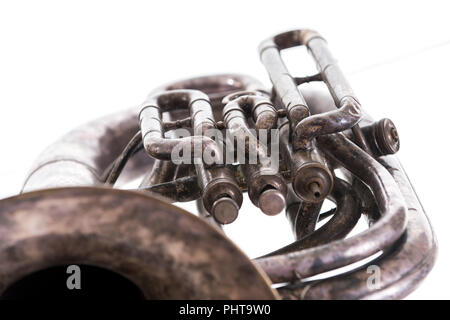 Cromato musica vintage tromba, vecchio strumento musicale aerofono isolati su sfondo bianco, Foto Stock