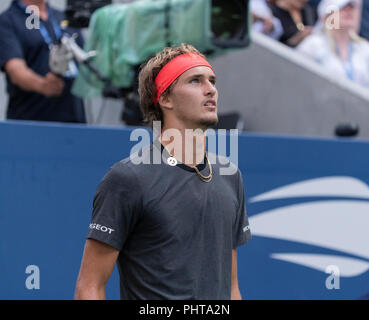 New York, Stati Uniti d'America. 01 Sep, 2018. Alexander Zverev della Germania reagisce durante l'US Open 2018 3° round match contro Philipp KOHLSCHREIBER: risultati nei di Germania al USTA Billie Jean King National Tennis Center Credito: Lev Radin/Pacific Press/Alamy Live News Foto Stock