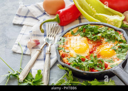 Shakshuka è un tradizionale mezzo piatto orientale. Foto Stock