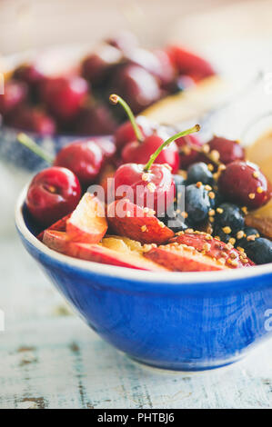 Una sana colazione ciotola frullato con frutta fresca e bacche, bee di polline e di miele su sfondo di legno, vista dall'alto, il fuoco selettivo. Pulire mangiare, weig Foto Stock