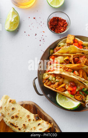 Immagine aerea messicana di tacos con chili con carne e formaggio grattugiato Foto Stock