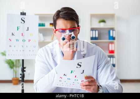 Medico di occhio nel concetto eyecare in ospedale Foto Stock