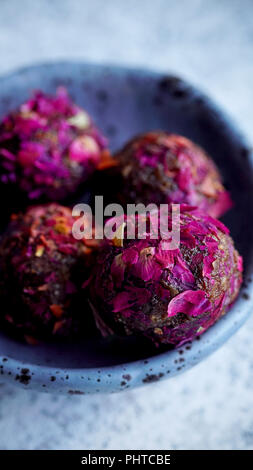 Un sano caramelle fatte di date e anacardi e coperto con petali di rosa Foto Stock