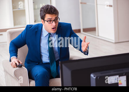 Businesman guardando la tv in ufficio Foto Stock