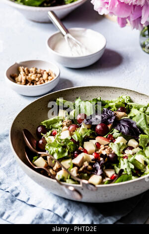 Waldorf Insalata di pollo essendo preparato Foto Stock