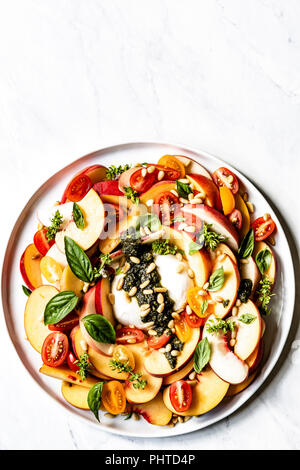 Burrata Caprese con pesche Foto Stock