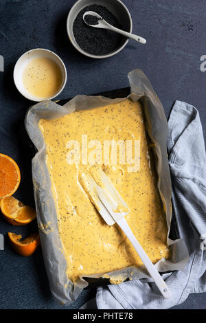 Orange semi di papavero torta con alcuni ingredienti. Foto Stock