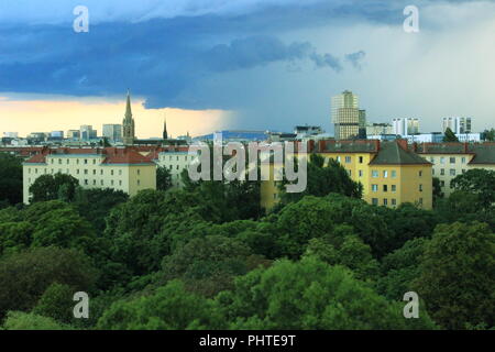 Splendida vista sullo skyline di Vienna su una serata di tempesta Foto Stock