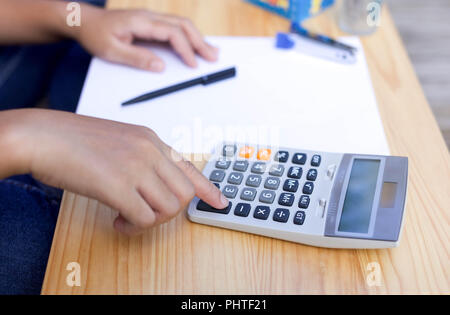 Imprenditrice di lavoro di mano sulla calcolatrice Foto Stock