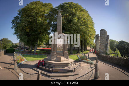 Monumento commemorativo alla guerra del castello di Knaresborough. Una fortezza in rovina che si affaccia sul fiume Nidd nella città di Knaresborough, North Yorkshire, Inghilterra Foto Stock