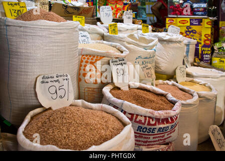 Chiudere orizzontale dei sacchi pieni di reed tradizionali di riso per la vendita in Sri Lanka. Foto Stock