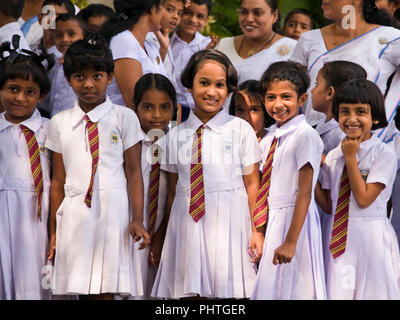 Ritratto orizzontale dei loro figli a scuola in Sri Lanka. Foto Stock