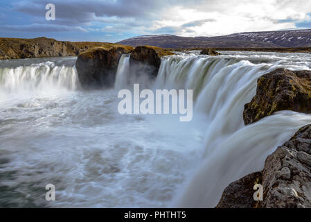 Una lunga esposizione delle cascate Godafoss durante il giorno nella zona nord-est di Islanda Foto Stock