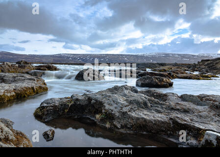 Una lunga esposizione del fiume Skjálfandafljót sopra cascate Godafoss durante il giorno nella zona nord-est di Islanda Foto Stock