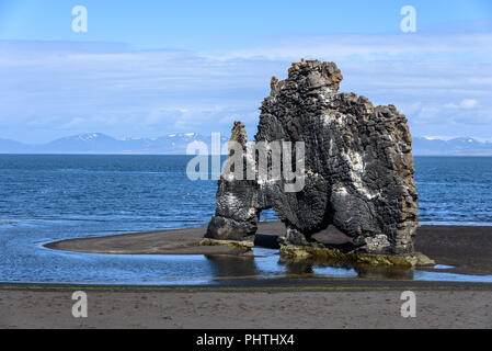 Il Hvitserkur rock formazione su Húnafjörður in Islanda Foto Stock