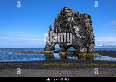 Il Hvitserkur rock formazione su Húnafjörður in Islanda Foto Stock