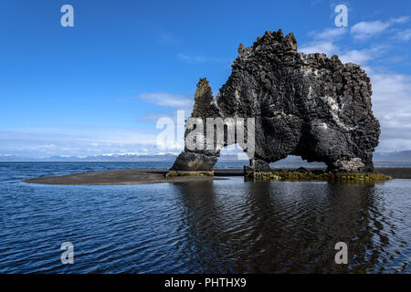 Il Hvitserkur rock formazione su Húnafjörður in Islanda Foto Stock