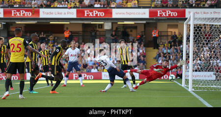 Watford's Abdoulaye Doucoure (quinto da sinistra) punteggi un proprio obiettivo dando Tottenham Hotspur il loro primo obiettivo del gioco durante il match di Premier League a Vicarage Road, Watford. Foto Stock