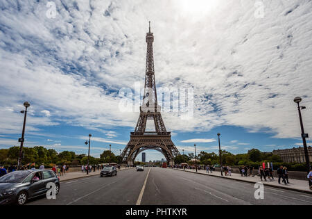 La Torre Eiffel dalla d'lena ponte contro un incredibile cielo prese a Parigi in Francia il 26 agosto 2018 Foto Stock