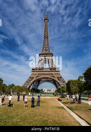 La Torre Eiffel contro un incredibile cielo prese a Parigi in Francia il 26 agosto 2018 Foto Stock