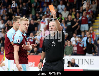 Arbitro della corrispondenza Jonathan Moss mostra un cartellino rosso per il Manchester United Rashford Marcus (al di fuori del frame) durante il match di Premier League a Turf Moor, Burnley. Foto Stock